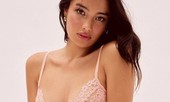 Chân dài 9x người Philippines quyến rũ mê mẩn với nội y