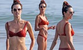 Cựu 'thiên thần nội y' Alessandra Ambrosio khoe dáng nóng bỏng với bikini