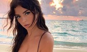Mẫu nội y Demi Rose khoe body 'phồn thực' khiến cánh mày râu 'chao đảo'