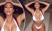 Kim Kardashian khiến fan 'dậy sóng' với ảnh bikini bé xíu, phô triệt để lợi thế hình thể