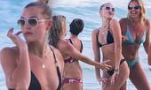 Chân dài 9x Rachel Hilbert cực nóng bỏng đi tắm biển cùng hội chị em