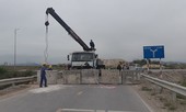 Quảng Ninh đổ đất, cẩu bê tông chặn đường kiểm soát người để phòng dịch COVID-19