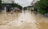 Dân Nha Trang “vật lộn” di chuyển trên những con đường ngập chìm trong nước