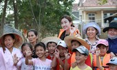 Dọc đường cứu trợ: Những người đẹp vào vùng rốn lũ