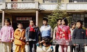 Trung Quốc: Bé trai bị thổi bay khi ném pháo xuống cống