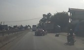 Truy tìm ô tô húc văng xe máy rồi bỏ trốn
