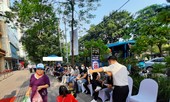 Hà Nội: Rồng rắn xếp hàng mua Iphone 12
