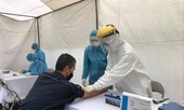 Hàng trăm người đội mưa xin test nhanh