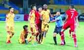 V-League 'đánh bạc' với trọng tài