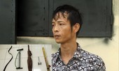 Tạm giam kẻ bắt con trai cởi trần phơi nắng, nằm trên nắp cống
