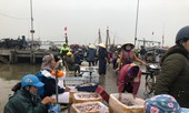 Dân phản đối vào chợ đầu mối thủy sản mới