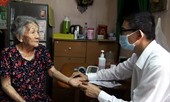 Mùa dịch COVID-19, khám bệnh tại nhà cho người già
