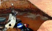 Hố tử thần nuốt 2 xe máy trong trường tiểu học