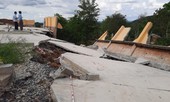 Sân đa năng, kè chắn đất hơn 3 tỷ đồng chưa bàn giao đã đổ sập