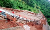 Tây Nguyên: Mưa gió xổ đổ cổng chào, cảnh báo an toàn hồ đập