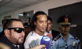 Ronaldinho bất ngờ được ra tù sau 32 ngày ‘bóc lịch’