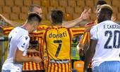 Cắn trộm đối thủ, ngôi sao của Lazio trả giá đắt