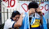 Người hâm mộ tưởng niệm Maradona: Nước mắt, hoa và pháo sáng