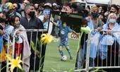Hàng nghìn người xếp hàng vào viếng Maradona