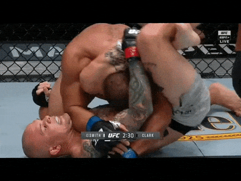 Võ sĩ UFC dùng đòn khoá tam giác ‘chết chóc’ buộc đối thủ xin thua