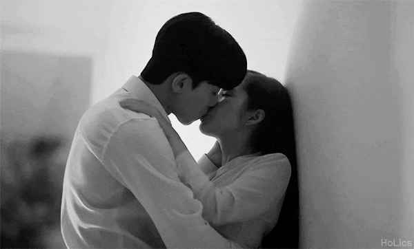 Cảnh hôn ướt át của Park Min Young và Park Seo Joon đạt 100 triệu lượt xem