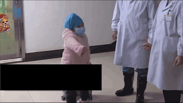 Video bé gái Hồ Bắc bị Covid-19 nhảy cảm ơn bác sĩ chăm sóc mình gây 'sốt'