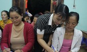 Kỳ lạ lớp học cháu dạy bà ê a đánh vần
