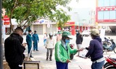 Ấm áp tình người giữa dịch COVID-19: Ngàn suất cơm miễn phí tặng người nghèo