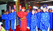 Những người đàn ông bận áo dài