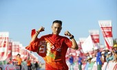Thợ chụp ảnh 'dạo' gây sốc khi giành huy chương ở Tiền Phong Marathon