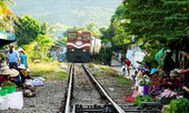 Chợ 'chạy' bên đường tàu