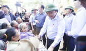 Thủ tướng thăm hỏi, động viên bà con vùng lũ