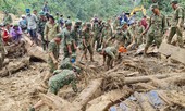 Dọc đường cứu trợ: Vừa khóc vừa cào bùn tìm đồng bào