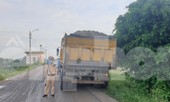 Xử phạt nhiều xe quá tải, cơi nới thùng tàn phá đê sông Hồng