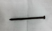 Suýt chết vì tự nuốt đinh sắt dài 8cm vào bụng