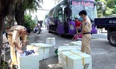 Bắt hàng loạt lô hàng lậu 'núp bóng' dưới xe ô tô khách giường nằm