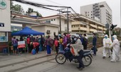 Người dân xếp hàng dài vào chăm, tiếp tế cho bệnh nhân ở Bạch Mai