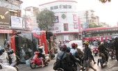 Hai xe khách 'cùng mẹ' đâm nhau, lật giữa phố
