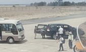 Xe biển xanh vào sát máy bay đón Phó Bí thư Phú Yên