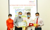 HDBank trao “Thẻ Xanh cho gia đình Việt” cho khách hàng đầu tiên