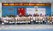 Văn phòng Cơ quan CSĐT Bộ Công an tặng quà cho học sinh nghèo hiếu học