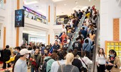Hàng nghìn người đổ về mua sắm trong ngày đầu tiên của Vincom Black Friday