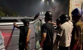 Dùng búa phá cửa giải cứu người trong ô tô lật giữa đường