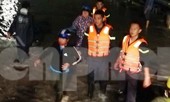 Cộng đồng mạng chia sẻ hình ảnh công an giúp dân vượt ngập trong đêm