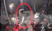 Nghĩ hàng xóm tụ tập nói xấu mình, thanh niên vác dao qua chém loạn xạ