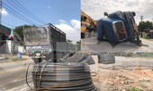 8 cuộn sắt lao từ container xuống đường đè bẹp xe máy đang lưu thông