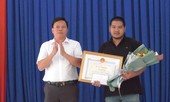 Chủ tịch tỉnh tặng bằng khen chủ quán cơm trả lại 280 triệu đồng cho người mất