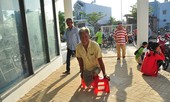Người khuyết tật vượt hàng chục cây số để nhận quà tết