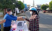 Bạn trẻ xứ dừa may khẩu trang, làm bồn rửa tay từ lốp xe