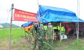 Người dân tiếp tế cho bộ đội chống dịch ở biên giới